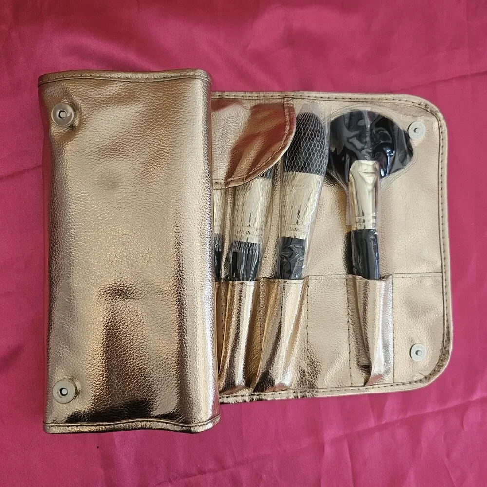 New B.B.W. Cosmetics 24 Piece Makeup Brush Set Travel Carrying Case Gold